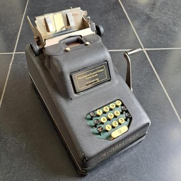 Oude, zware UNDERWOOD Rekenmachine beschikbaar voor biedingen