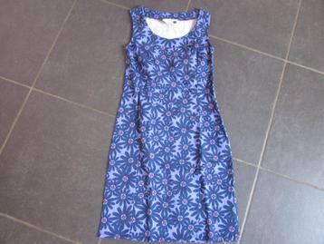 paars-blauw-rood kleed met bloemen beschikbaar voor biedingen