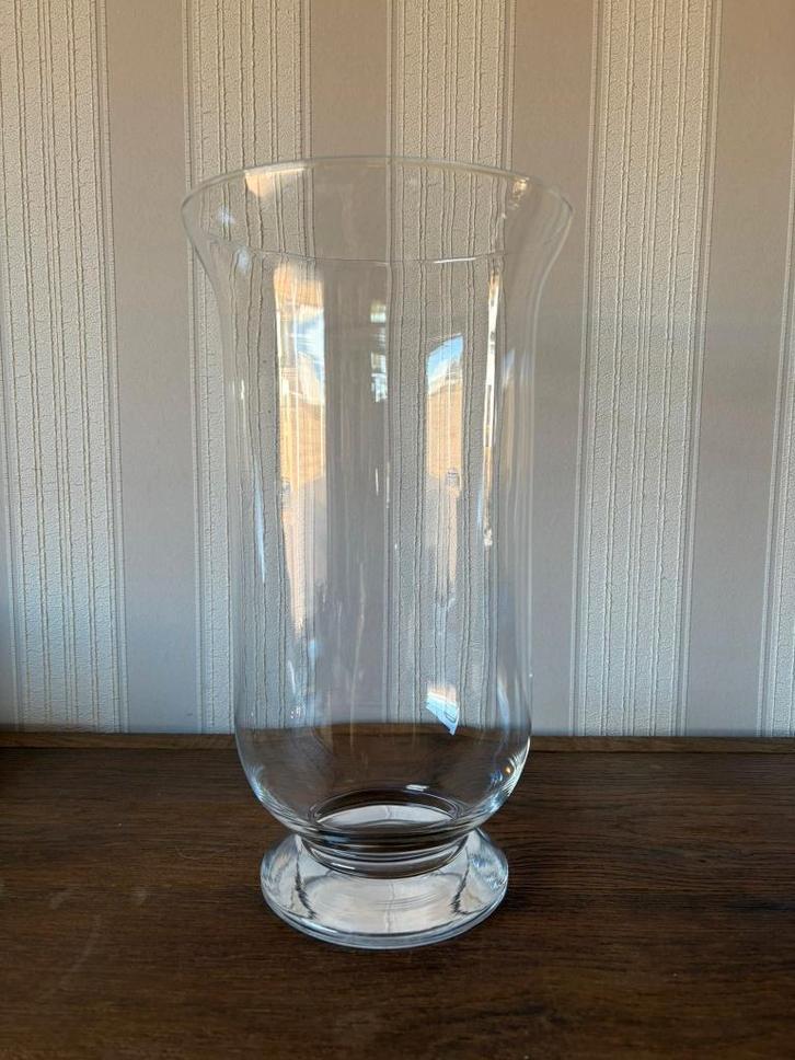 Grote glazen vaas op voet – 40 cm hoog, Huis en Inrichting, Woonaccessoires | Vazen, Zo goed als nieuw, Overige kleuren, Minder dan 50 cm