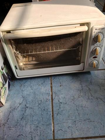 Hemelsblauwe traditionele oven beschikbaar voor biedingen