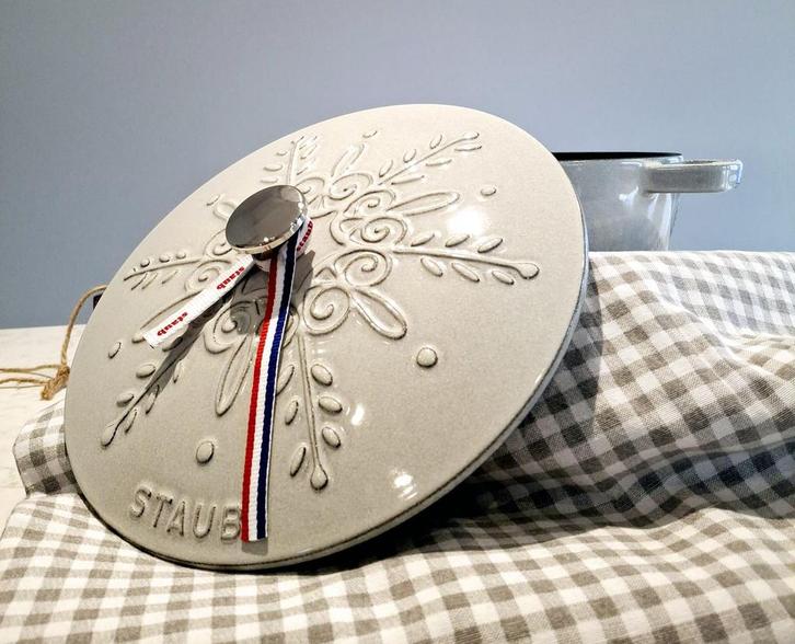 Nouvelle truffe Staub Flocon Marmite 24 cm dans une boîte, Maison & Meubles, Cuisine | Casseroles & Poêles, Neuf, Poêle à frire ou Sauteuse