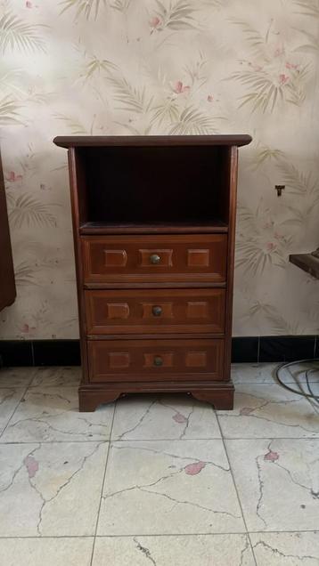 Armoire vintage disponible aux enchères