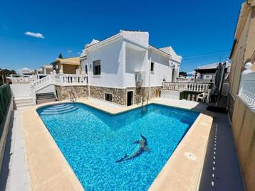 Half-vrijstaande villa met zwembad in Torrevieja beschikbaar voor biedingen