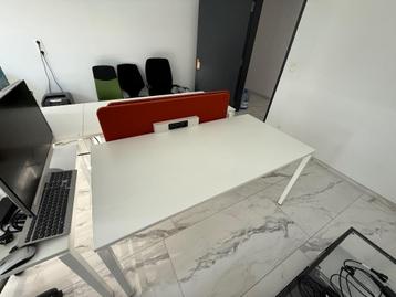 Bureau met afneembaar akoestisch bord beschikbaar voor biedingen
