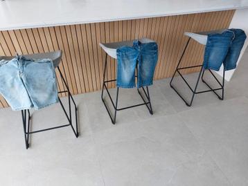 3 jeansshort  2 mt. 146   1 stuk mt . 134  beschikbaar voor biedingen
