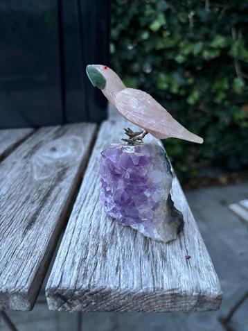 Kleine handgesneden rozenkwarts papegaai op amethist basis beschikbaar voor biedingen