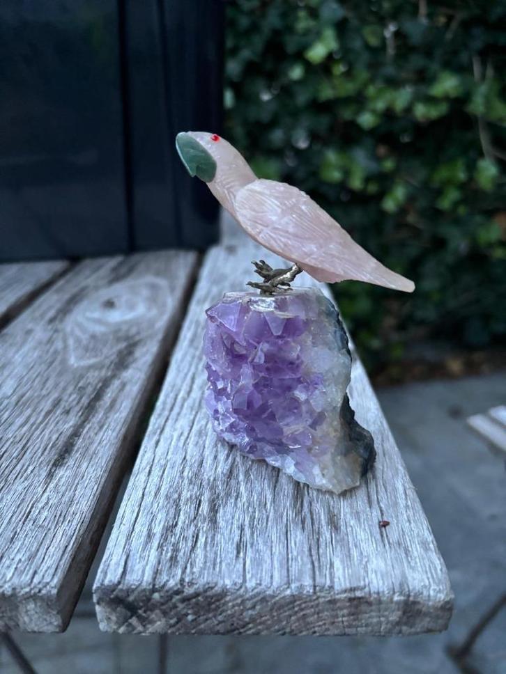 Kleine handgesneden rozenkwarts papegaai op amethist basis, Antiek en Kunst, Kunst | Beelden en Houtsnijwerken, Ophalen of Verzenden