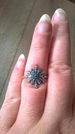 Zilveren ring sneeuwvlok bezet met blauwe steentjes Pandora, Nieuw, Ophalen of Verzenden, Kleiner dan 17, Dame