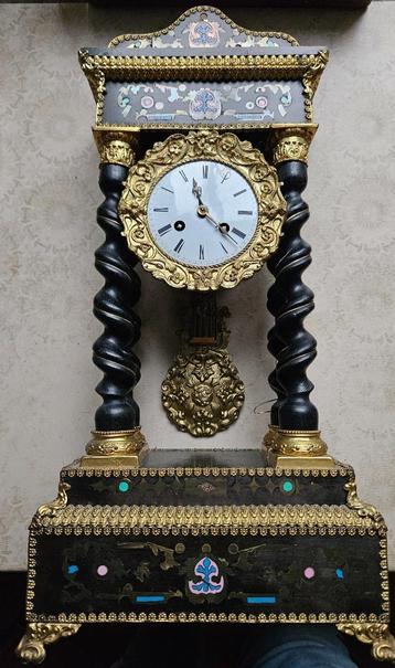 Slingerklok uit de oude Napoleon III-periode beschikbaar voor biedingen