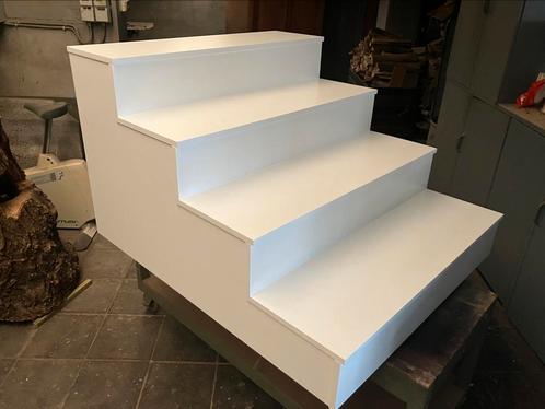 4 treden trap ( nieuw gelakt), Doe-het-zelf en Bouw, Ladders en Trappen, Zo goed als nieuw, Trap, Ophalen