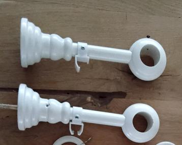 4 steuen en 4 eindstukken wit hout voor gordijnstok  beschikbaar voor biedingen