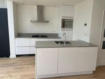 Moderne Witte Hoogglans Eilandkeuken GEDEMONTEERD beschikbaar voor biedingen