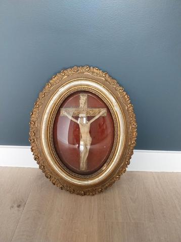 Kruisbeeld in kader met bol glas beschikbaar voor biedingen