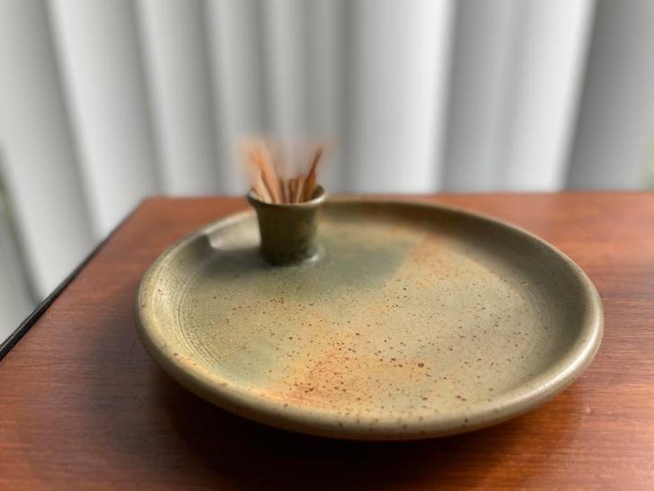 Mooi aardewerk ceramique bord met potje voor tandenstokers., Huis en Inrichting, Keuken | Servies, Ophalen
