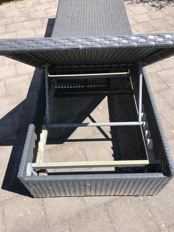 Wicker ligbed beschikbaar voor biedingen