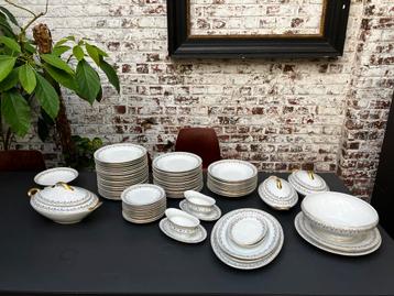 Victoria China Czechoslovakia porselein servies 74 stuks  beschikbaar voor biedingen