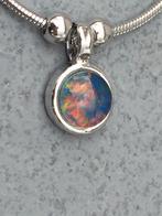 Collier en argent avec opale arc-en-ciel aux couleurs vives, Neuf, Enlèvement ou Envoi, Avec pendentif, Argent