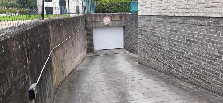 Garage fermé à louer à Jambes, Immo, Garages en Parkeerplaatsen, Provincie Namen