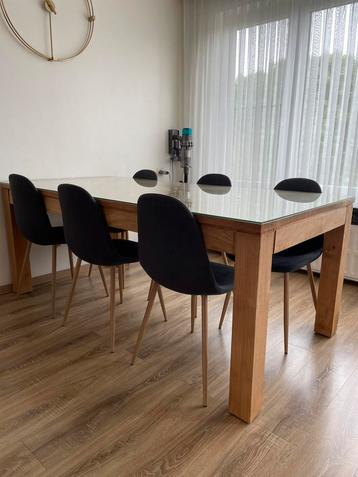 Eettafel (Sarah Mo – Teakhout) + Stoelen beschikbaar voor biedingen