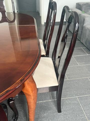 Klassieke kersenhouten eettafel met stoelen beschikbaar voor biedingen