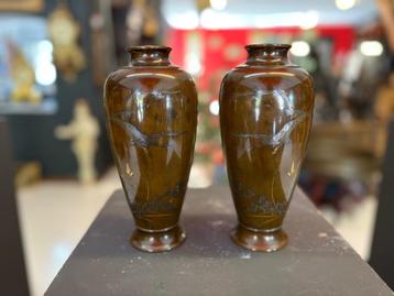 Set antieke Japanse bronzen vazen met inlegwerk 19e eeuw beschikbaar voor biedingen