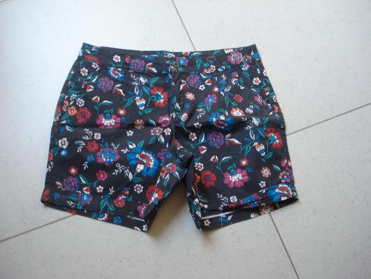 Yessica short, dames/meisjes. mt 42, Kleding | Dames, Broeken en Pantalons, Gedragen, Maat 42/44 (L), Kort, Ophalen of Verzenden