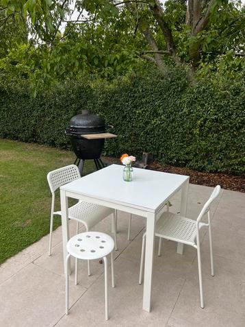 Gezellig tafeltje met 2 stoelen en 2 krukjes beschikbaar voor biedingen