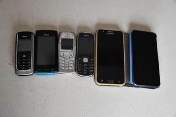 6 vintage telefoons beschikbaar voor biedingen