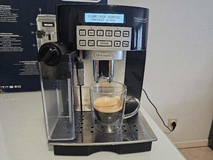 Cafetière à cappuccino DeLonghi Magnifica S, Electroménager, Cafetières, Comme neuf, Café moulu, Café en grains, Cafetière, 10 tasses ou plus