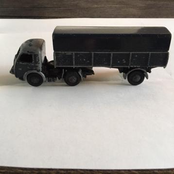 Ancien traiteur Dinky toys Panhard disponible aux enchères