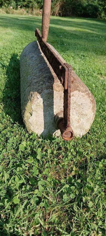 Rouleau de jardinage en béton 