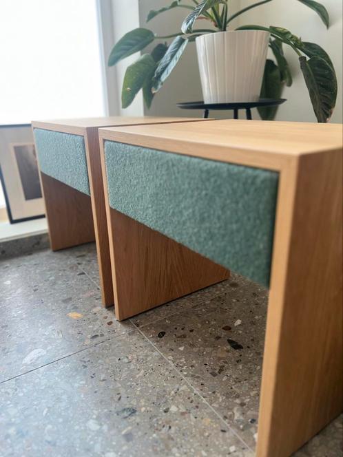 Tables de nuit chêne massif tapissées tissu laine vert d’eau, Huis en Inrichting, Slaapkamer | Nachtkastjes, Zo goed als nieuw