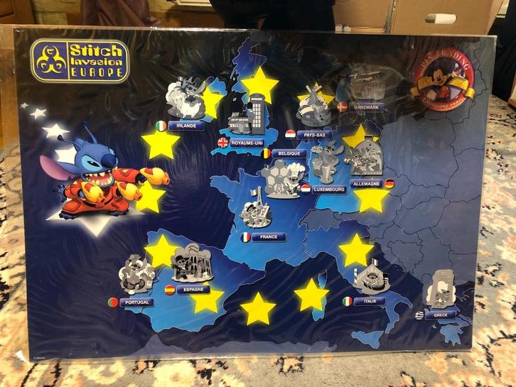 Stitch invades Europe Disney pin set + achtergrond, Verzamelen, Disney, Nieuw, Overige typen, Overige figuren, Ophalen