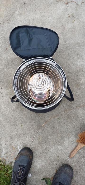 Kleine houtskool barbecue  beschikbaar voor biedingen