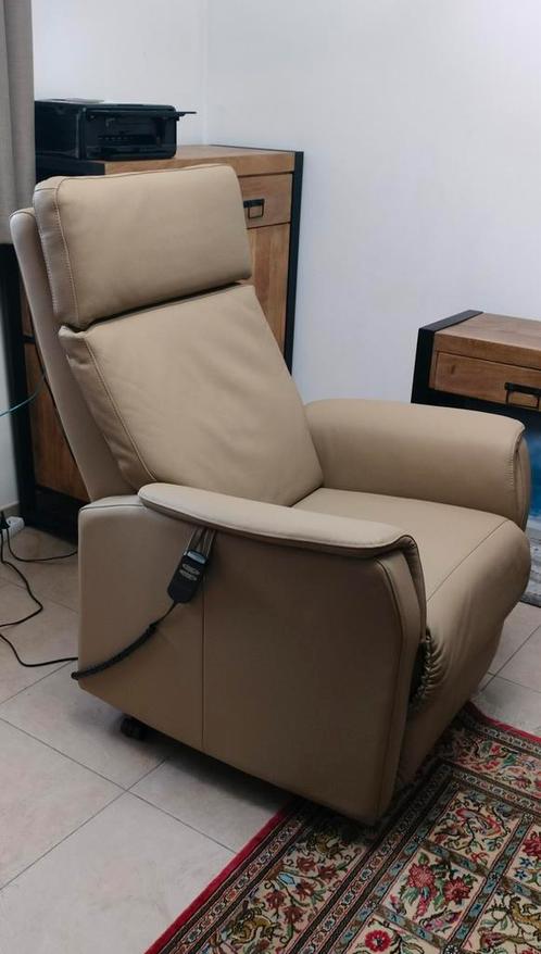 Beige elektrische relax met 4 motoren, Huis en Inrichting, Fauteuils, Zo goed als nieuw, Leer, Ophalen of Verzenden