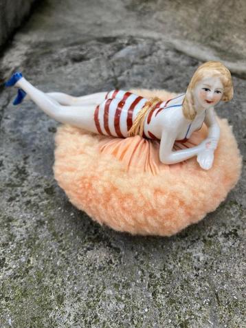 ART DECO PORSELEINEN PIN-UP OP POEDERDONS . beschikbaar voor biedingen