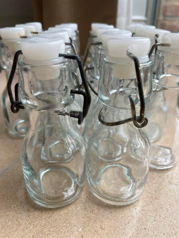 37 glazen flesjes met dop beschikbaar voor biedingen