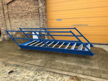 escalier industriel bleu avec marches en galva