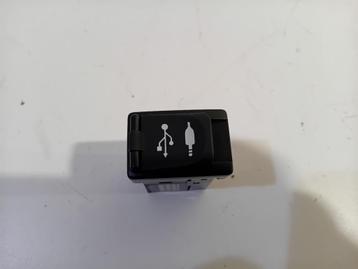 PORT AUX / USB & USB POORT Prius Plus (ZVW4) (8619042040), Utilisé, Toyota