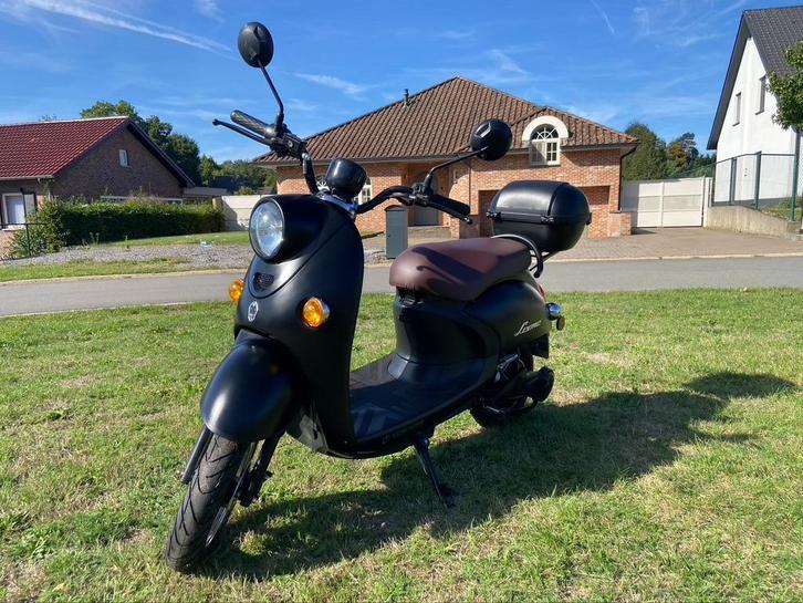 Leone Arrow ELEKTRISCHE SCOOTER - Slechts 464km - Als nieuw, Fietsen en Brommers, Scooters | Overige merken, Zo goed als nieuw