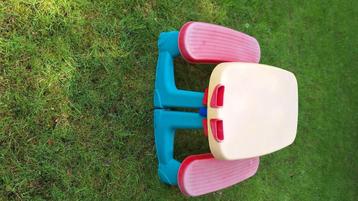 Kindertafel met zitbanken  beschikbaar voor biedingen