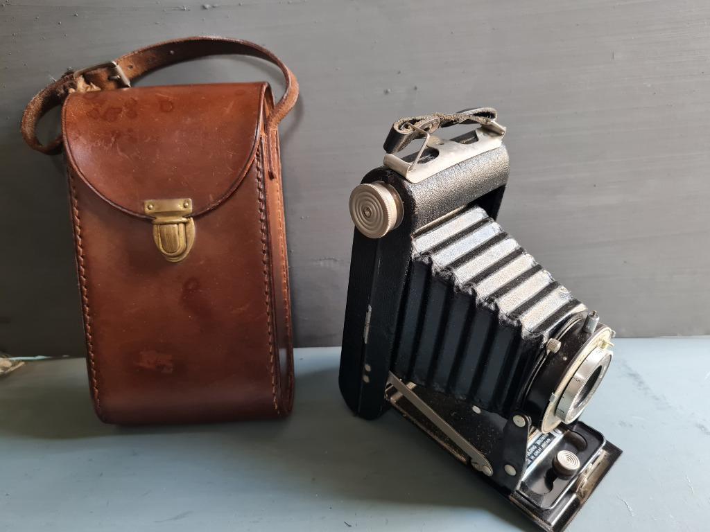 Ancien appareil photo argentique KODAK modèle B11 avec étui en cuir vintage