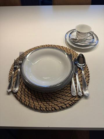 tafelservies en bestek voor 16 personen beschikbaar voor biedingen