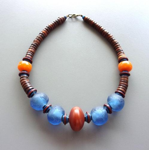 Afrikaanse ketting in glas uit Ghana, hars en exotisch hout, Handtassen en Accessoires, Kettingen, Nieuw, Overige materialen, Blauw