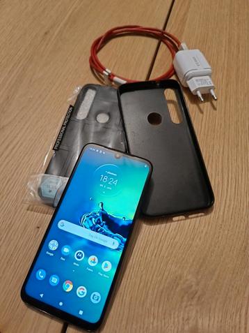 Motorola G8 Plus + 2 cases & oplader