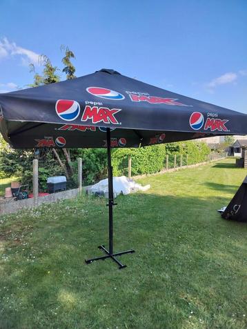 Pepsi max parasols 3m op 3 m. Openen met hefboom. 3 stuks  beschikbaar voor biedingen