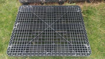 100 tal zéér stevige kunststof palleten 1100 x 1300 beschikbaar voor biedingen