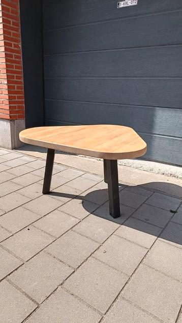 Salontafel met eiken blad en zwarte poten beschikbaar voor biedingen