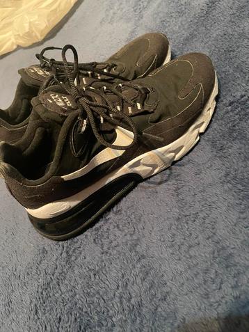 Nike Air Max 270 react beschikbaar voor biedingen