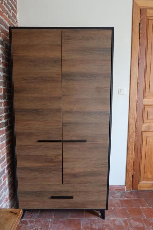 Kledingkast in moderne stijl, Huis en Inrichting, Kasten | Kleerkasten, Zo goed als nieuw, 100 tot 150 cm, 50 tot 100 cm, 25 tot 50 cm